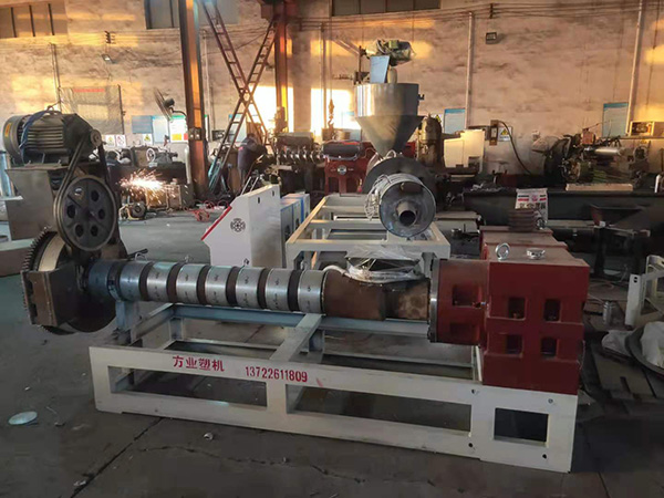 废旧塑料造粒机的工作原理